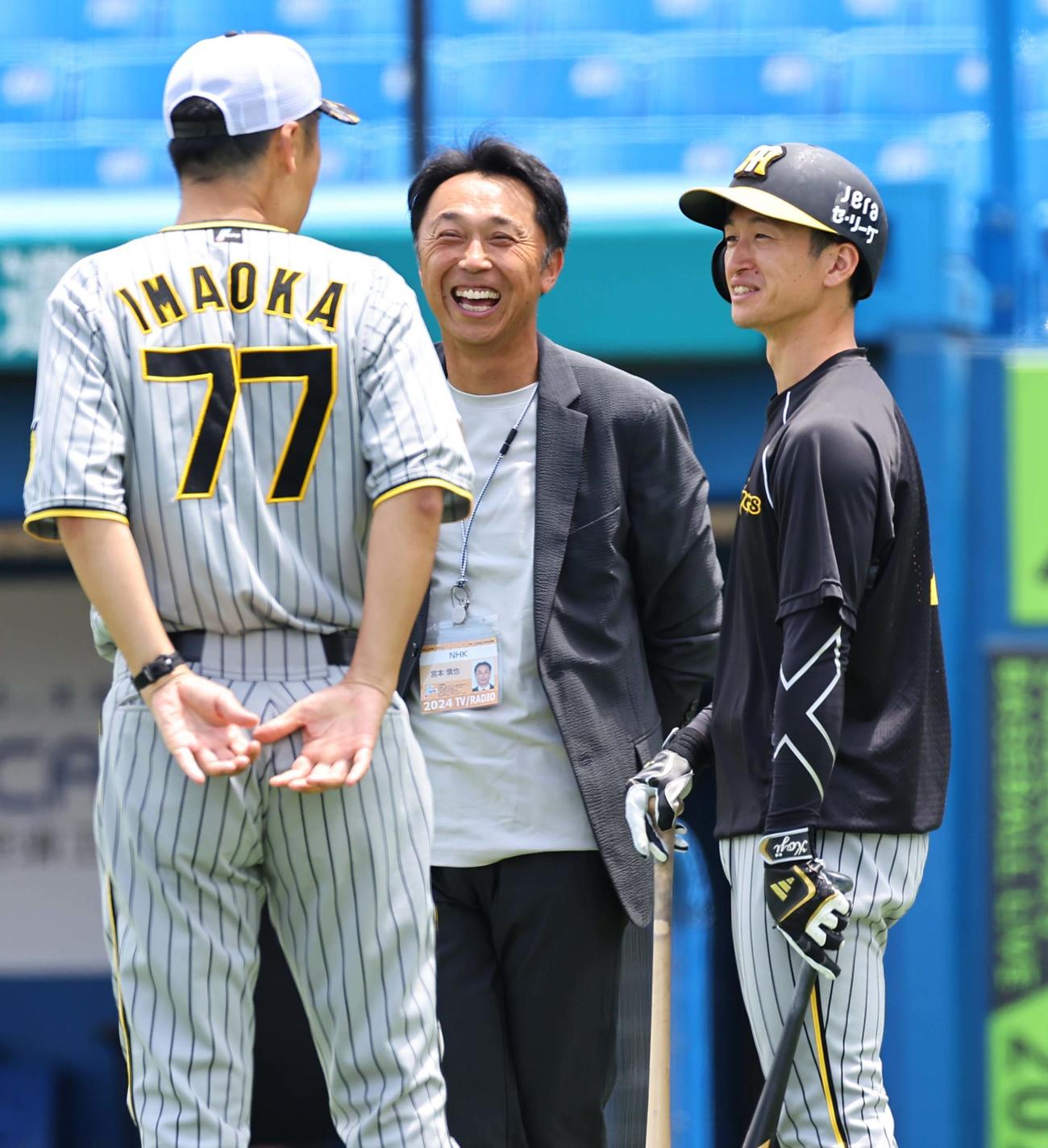 ヤクルト対阪神　近本（右）は宮本氏と話をする（撮影・上田博志）