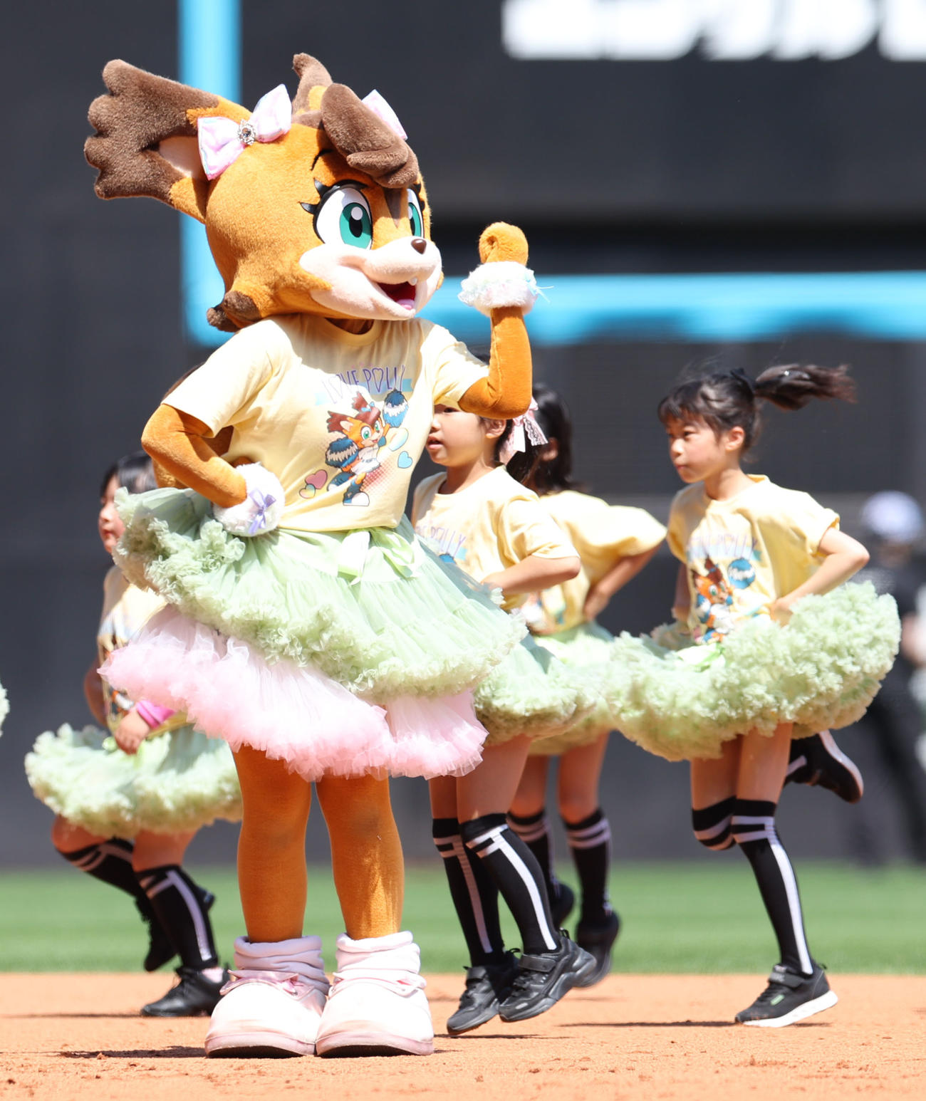 日本ハム対ソフトバンク　試合前、ダンスを披露する日本ハムマスコットキャラクターのポリー（撮影・佐藤翔太）