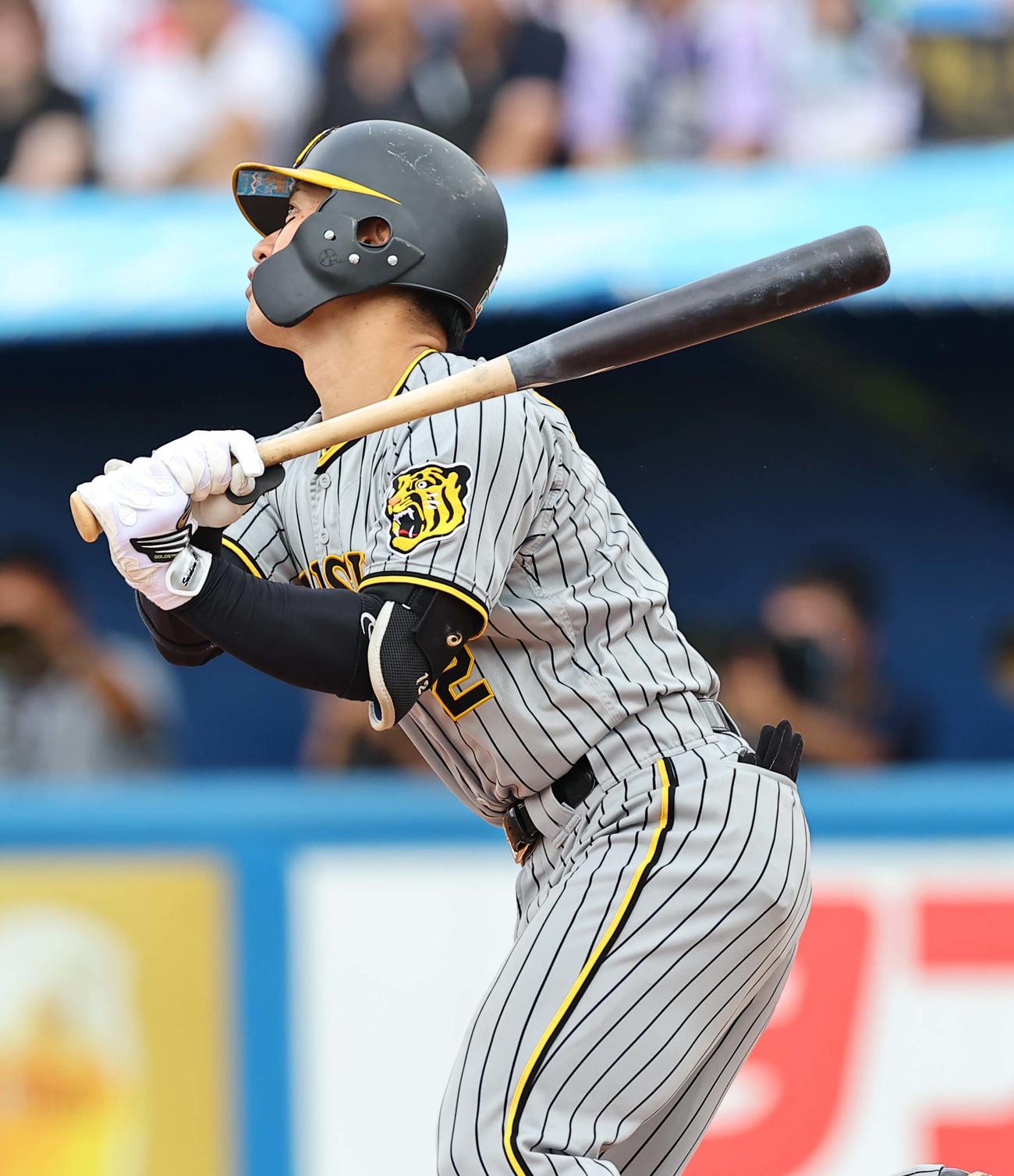 ヤクルト対阪神　2回表阪神1死一、二塁、坂本は中飛に倒れる（撮影・上田博志）