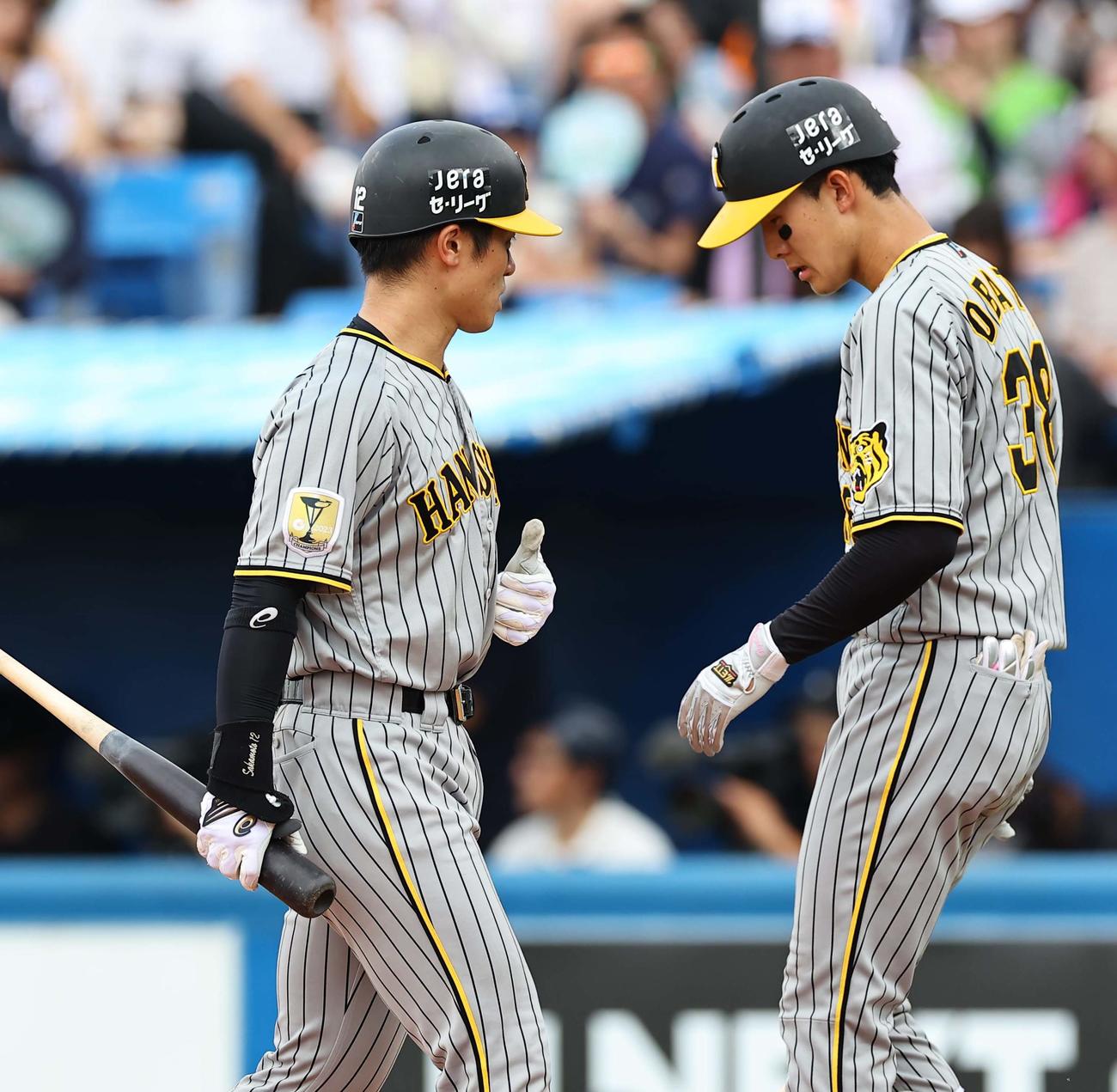 ヤクルト対阪神　2回表阪神1死一、二塁、坂本（左）は中飛に倒れる。右は小幡（撮影・上田博志）