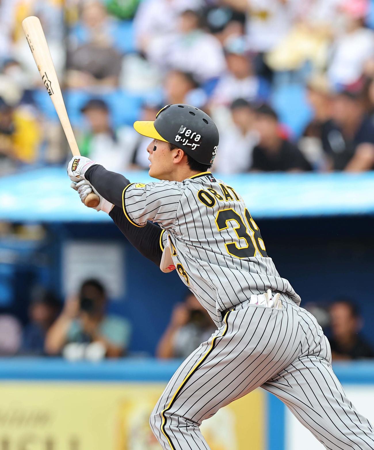 ヤクルト対阪神　2回表阪神2死一、二塁、小幡は右飛に倒れる（撮影・上田博志）