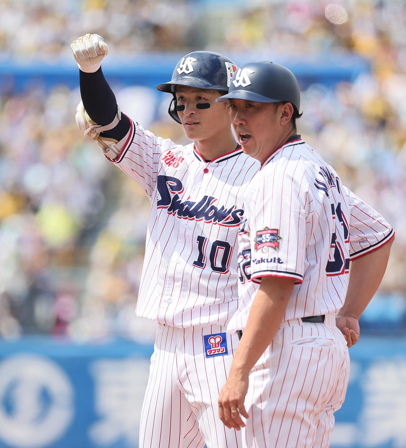 ヤクルト対阪神　1回裏ヤクルト無死一塁、宮本（左）は右前打を放ちガッツポーズ（撮影・足立雅史）