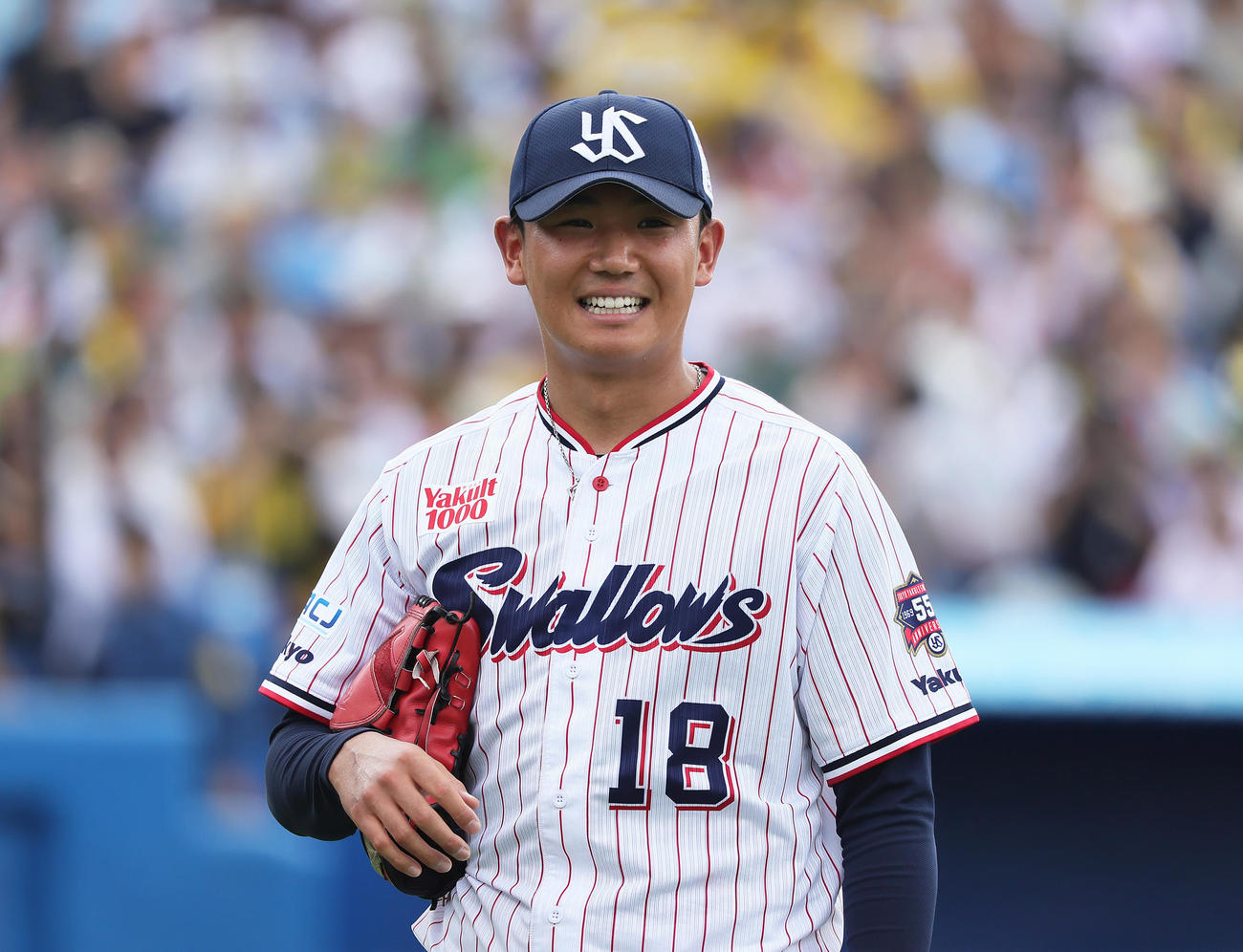 ヤクルト対阪神　2回表阪神2死一、二塁、小幡を右飛に仕留め笑顔を見せる奥川（撮影・足立雅史）