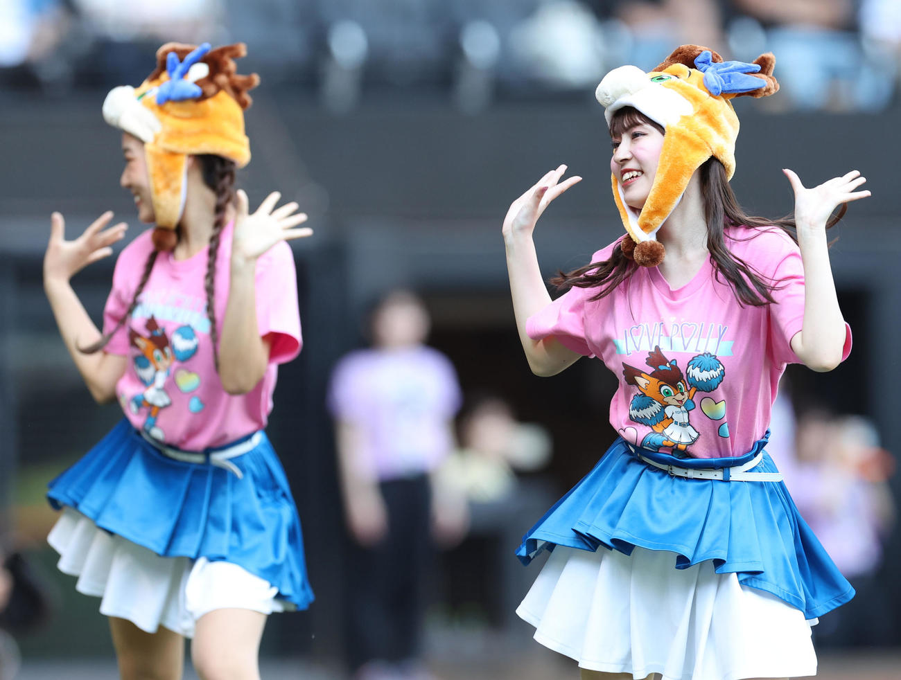 日本ハム対ソフトバンク　マスコットキャラクターのポリーの被り物をしながらダンスを踊るファイターズガール（撮影・佐藤翔太）