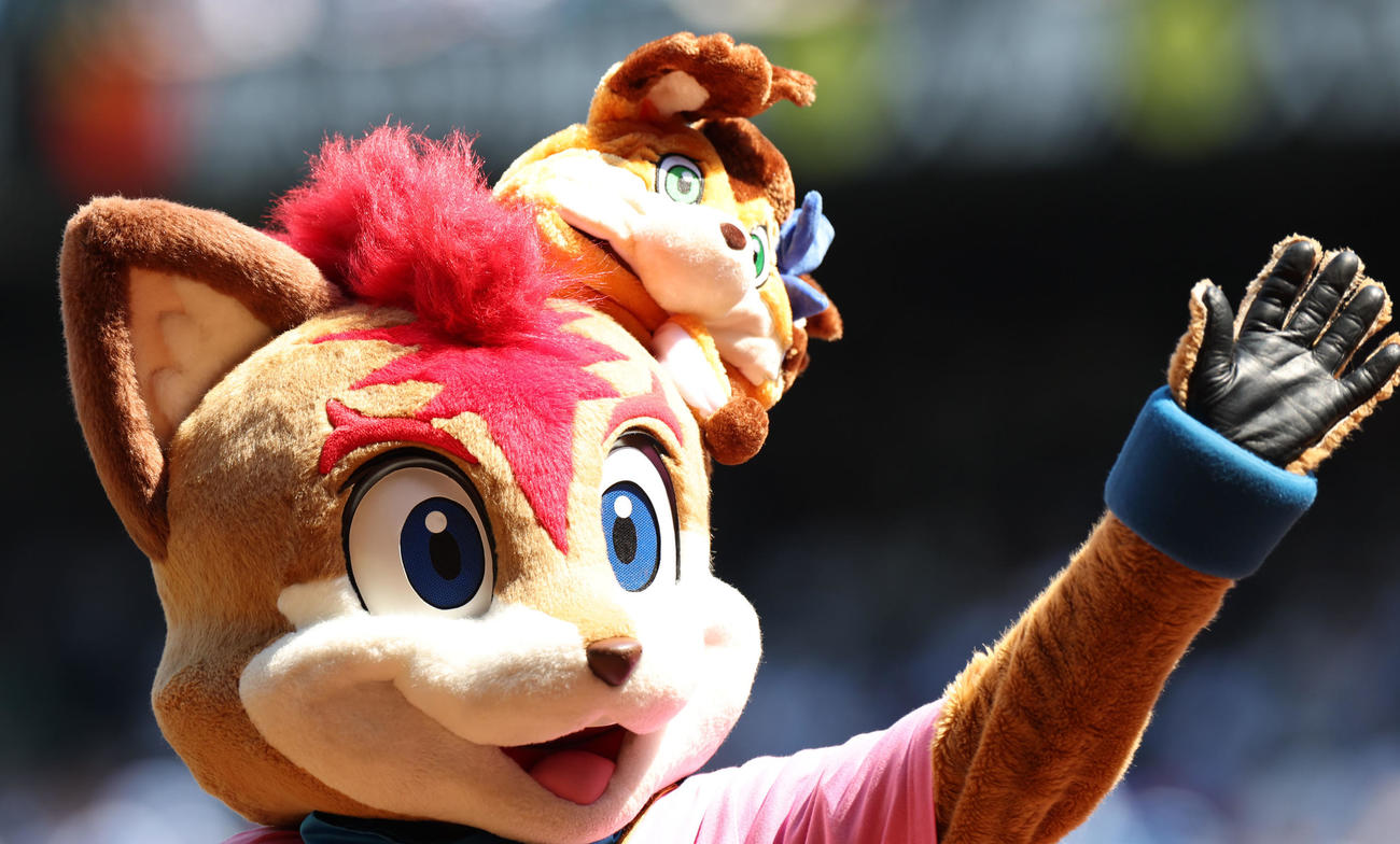 日本ハム対ソフトバンク　試合前、日本ハムマスコットキャラクターのフレップはポリーの被り物をつけて登場する（撮影・佐藤翔太）