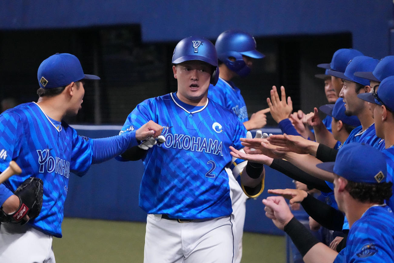 中日対DeNA 1回表DeNA2死一塁、左越え2点本塁打を放ちナインとタッチを交わす牧（左から2人目）（撮影・森本幸一）
