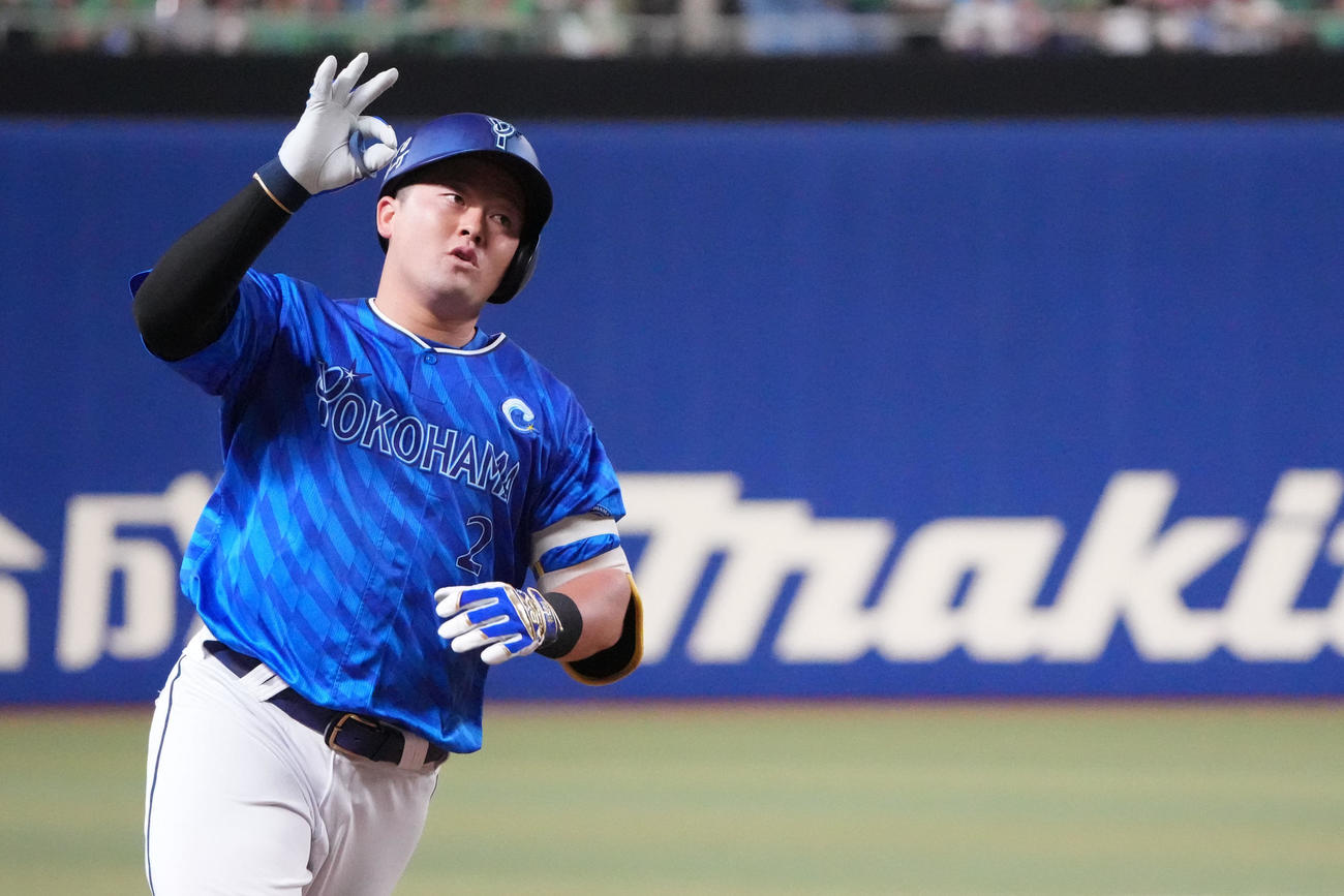 中日対DeNA 1回表DeNA2死一塁、左越え2点本塁打を放ちダイヤモンドをまわる牧（撮影・森本幸一）