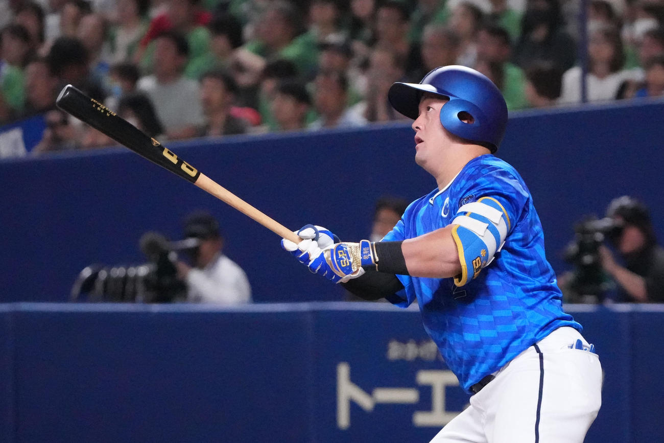 中日対DeNA 1回表DeNA2死一塁、左越え2点本塁打を放つ牧（撮影・森本幸一）