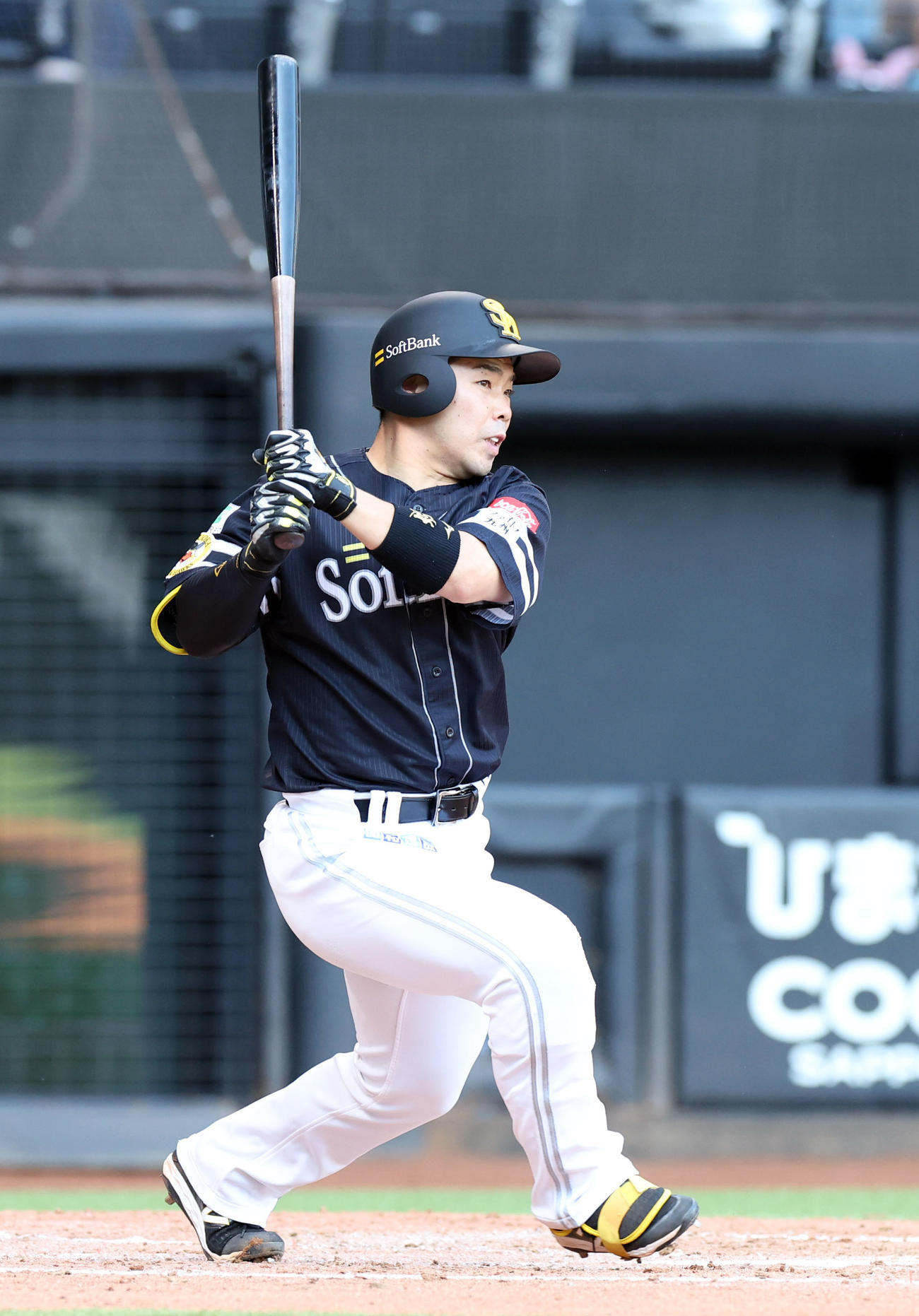 日本ハム対ソフトバンク　4回表ソフトバンク1死、近藤は右前打を放つ（撮影・佐藤翔太）