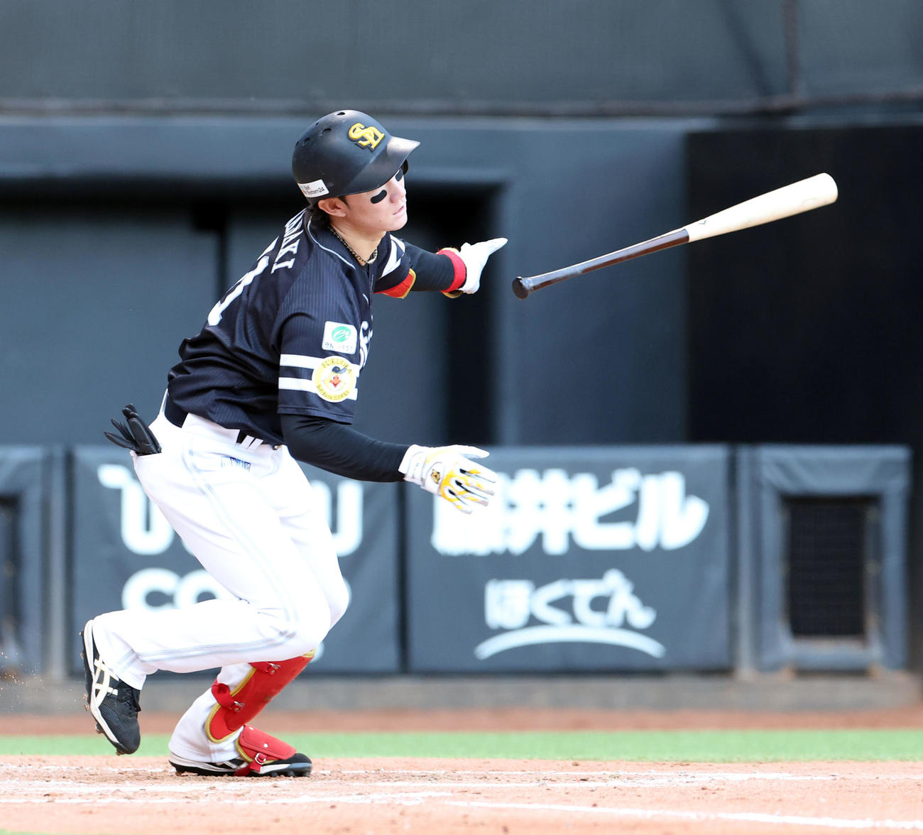 日本ハム対ソフトバンク　4回表ソフトバンク1死一、二塁、正木は適時二塁打を放つ（撮影・佐藤翔太）