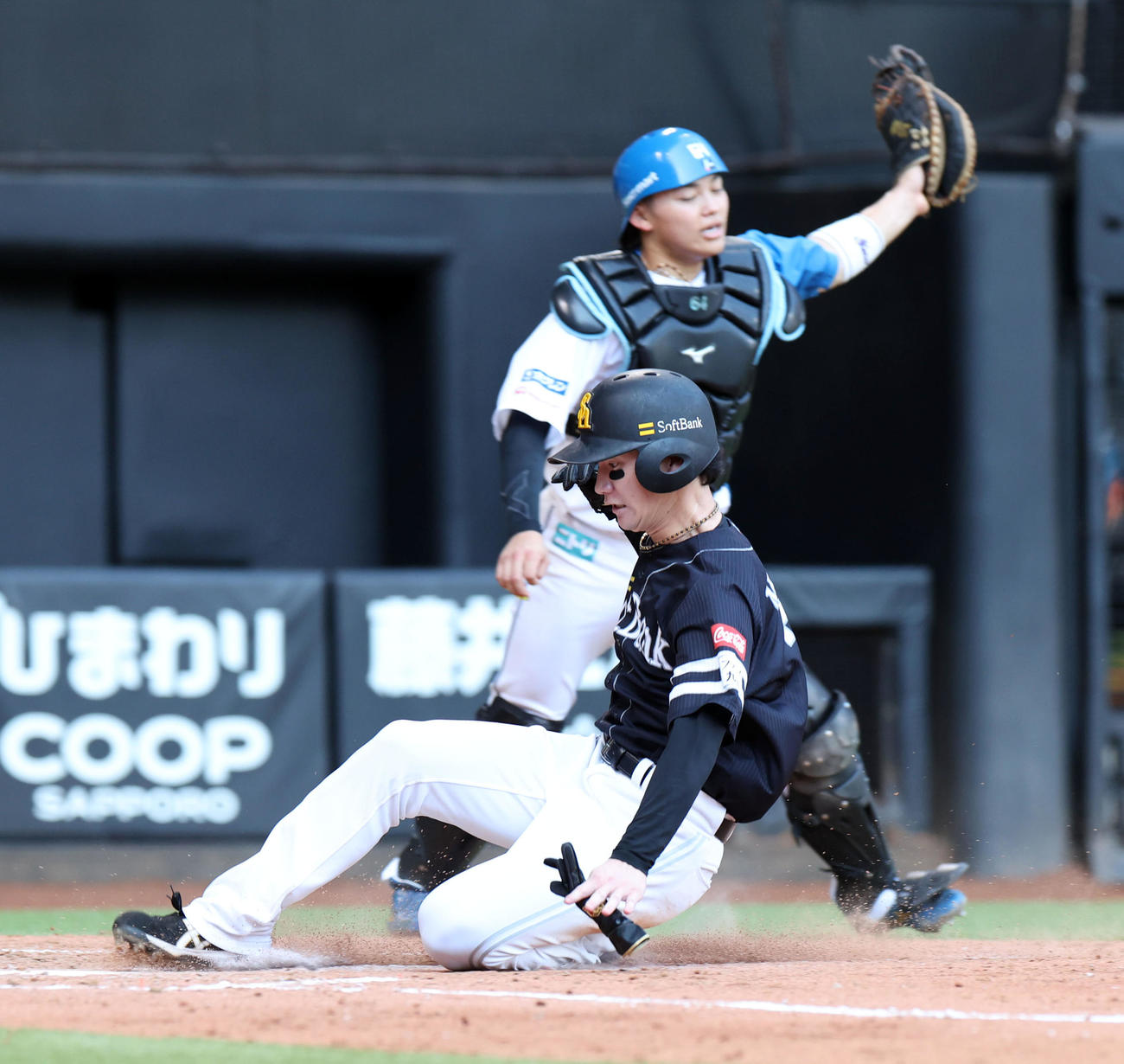 日本ハム対ソフトバンク　4回表ソフトバンク1死三塁、広瀬の中犠飛で生還する正木（撮影・佐藤翔太）