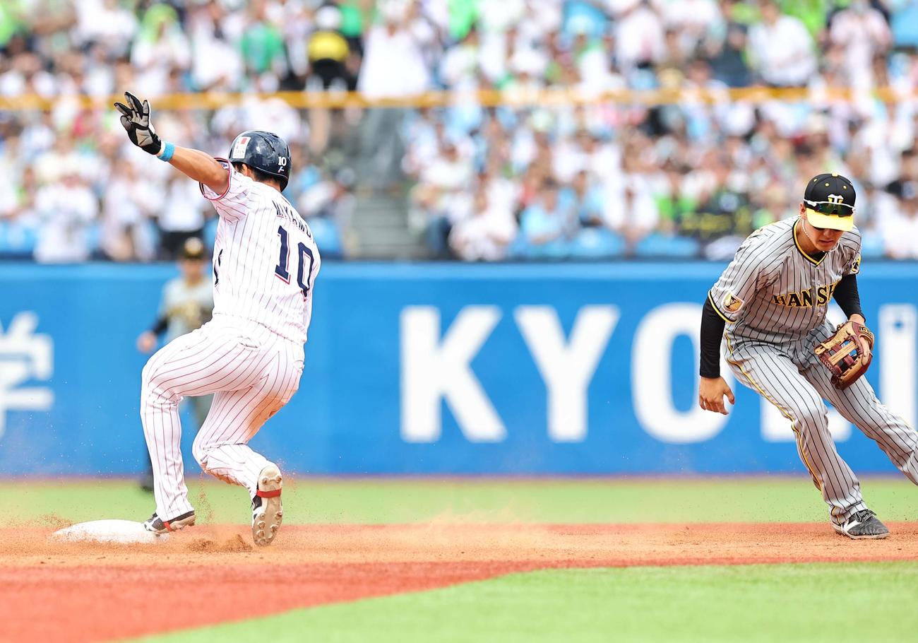 ヤクルト対阪神　3回裏ヤクルト1死一塁、小幡（右）は中野の送球を捕れず宮本の進塁を許す（撮影・上田博志）