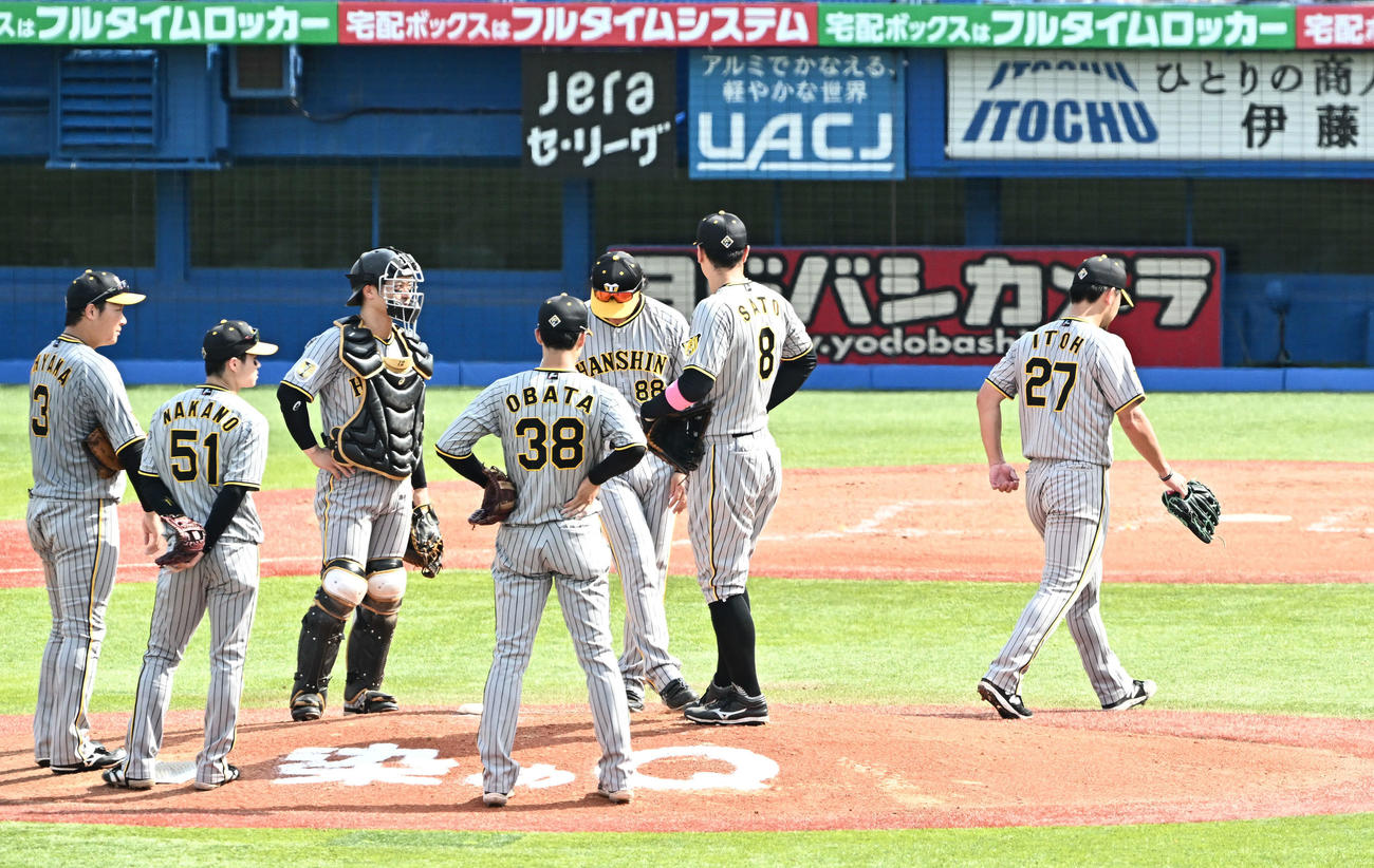 ヤクルト対阪神　3回裏、降板する阪神先発の伊藤将（右）（撮影・滝沢徹郎）　