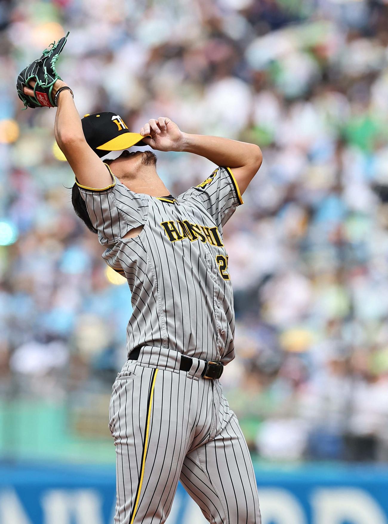 ヤクルト対阪神　1回裏ヤクルト1死三塁、サンタナの犠飛で3点目を失う伊藤将（撮影・上田博志）
