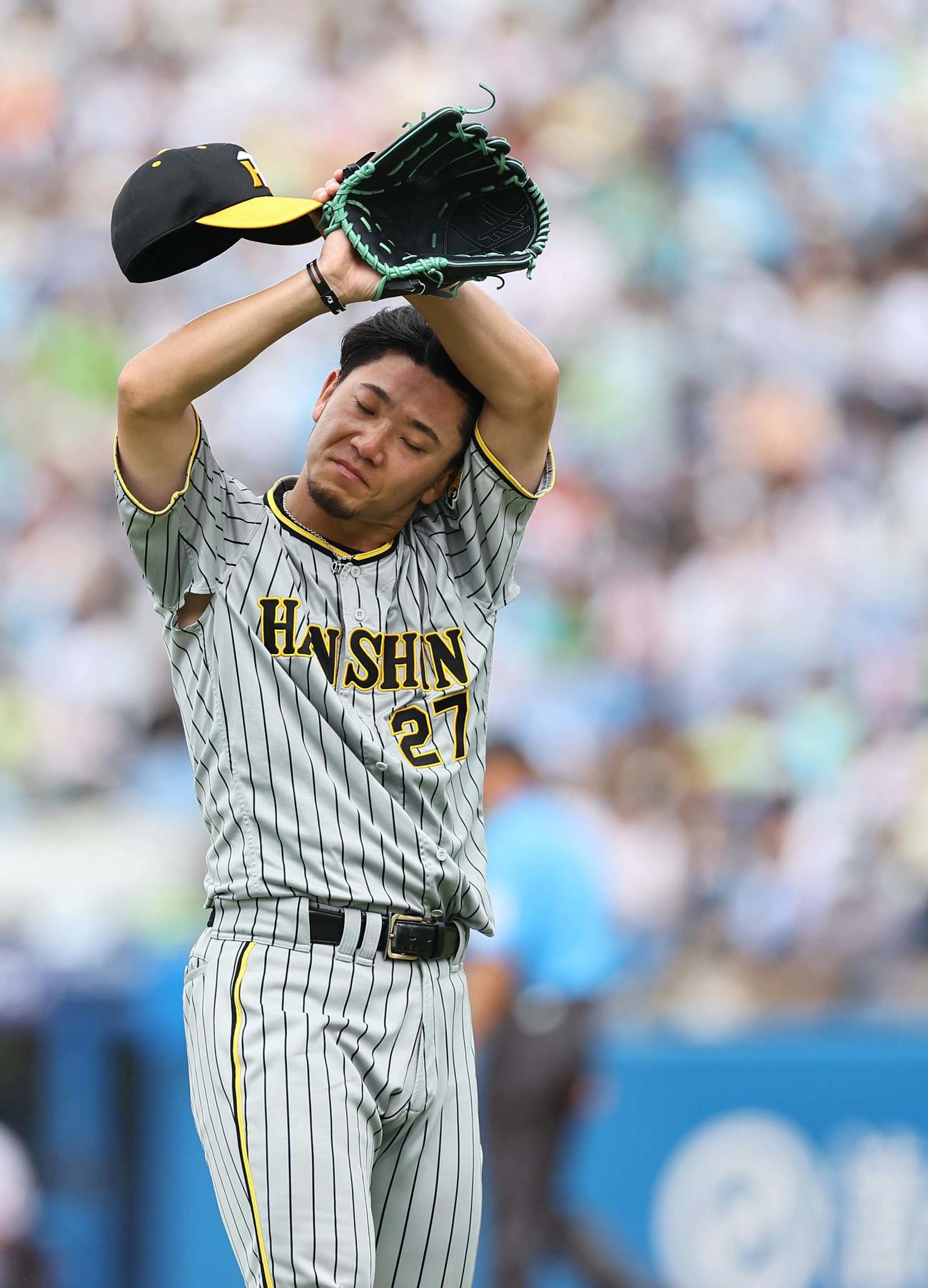 ヤクルト対阪神　初回に3失点した伊藤将は汗をぬぐいながらベンチに引き揚げる（撮影・上田博志）