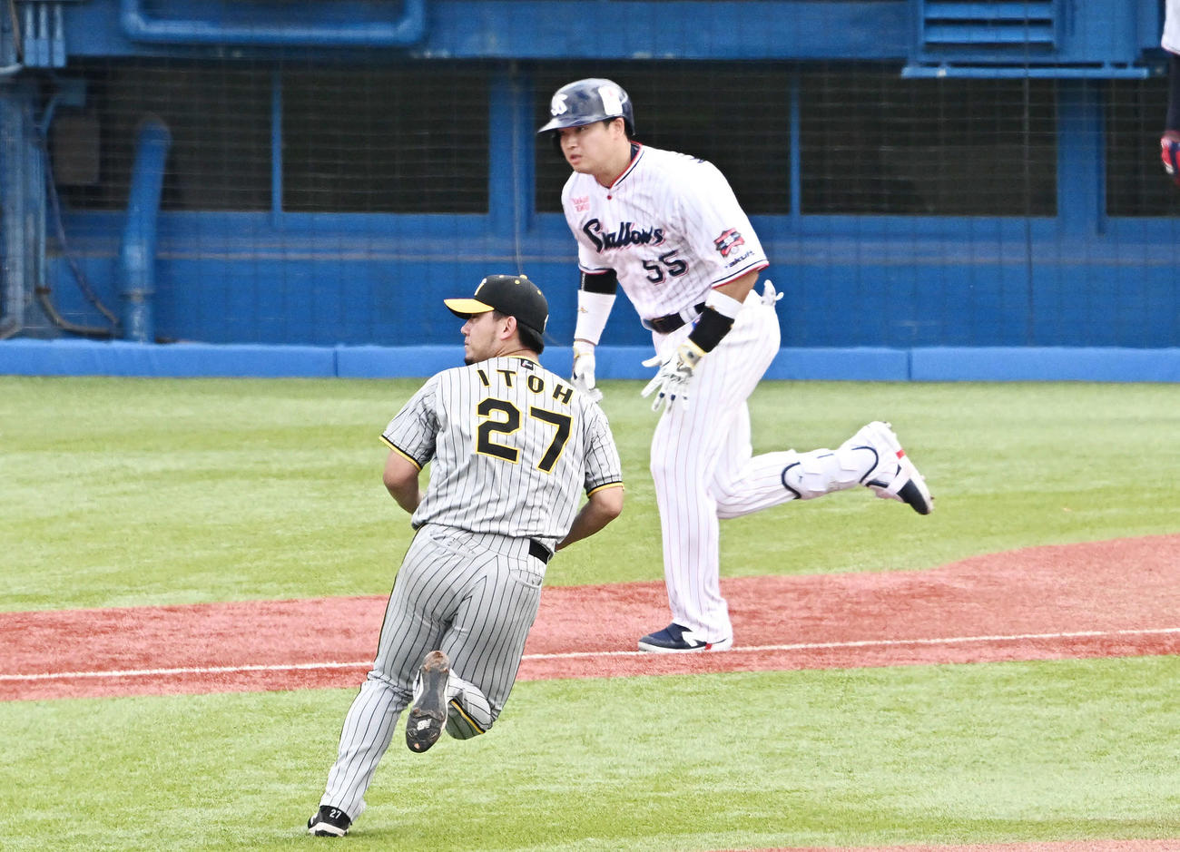 ヤクルト対阪神　3回裏ヤクルト1死一、二塁、村上（後方）に右前打を許す伊藤将（撮影・滝沢徹郎）　
