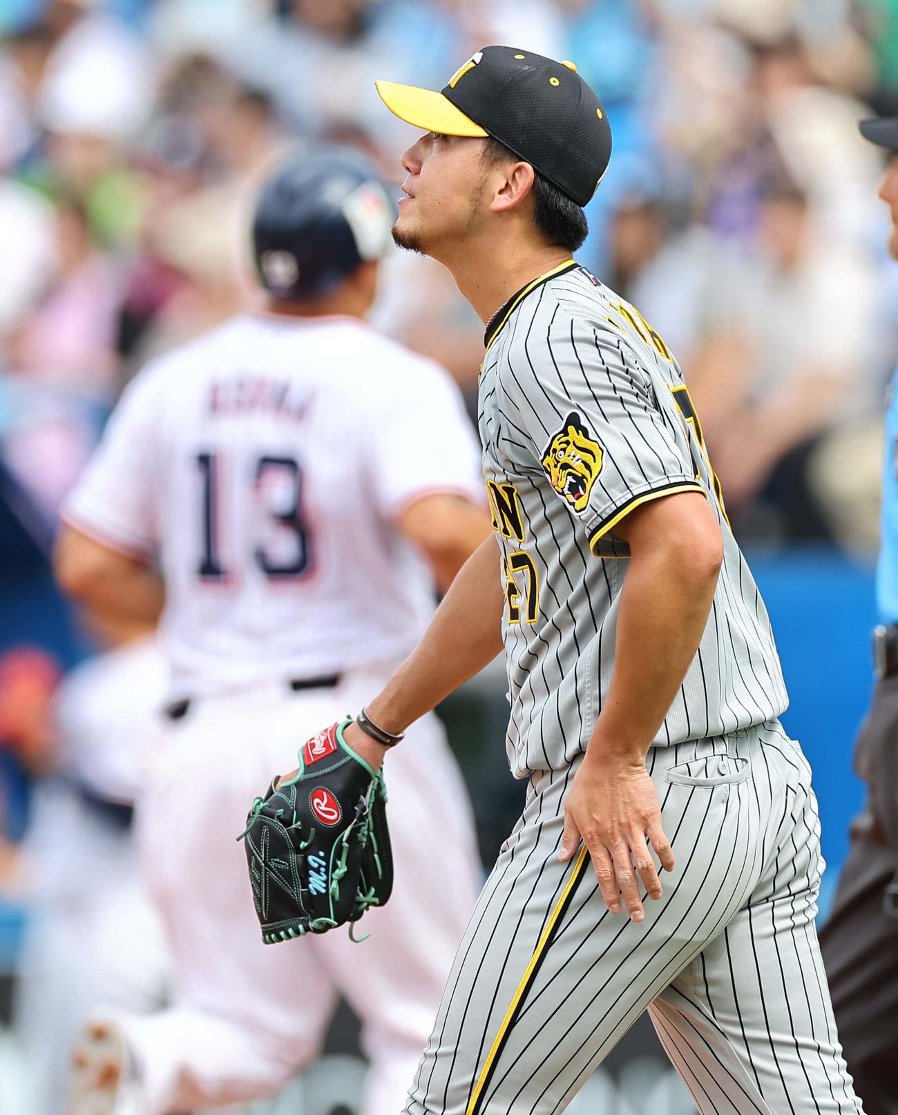 ヤクルト対阪神　1回裏ヤクルト1死三塁、伊藤将（右）はサンタナの犠飛でオスナの生還を許す（撮影・上田博志）