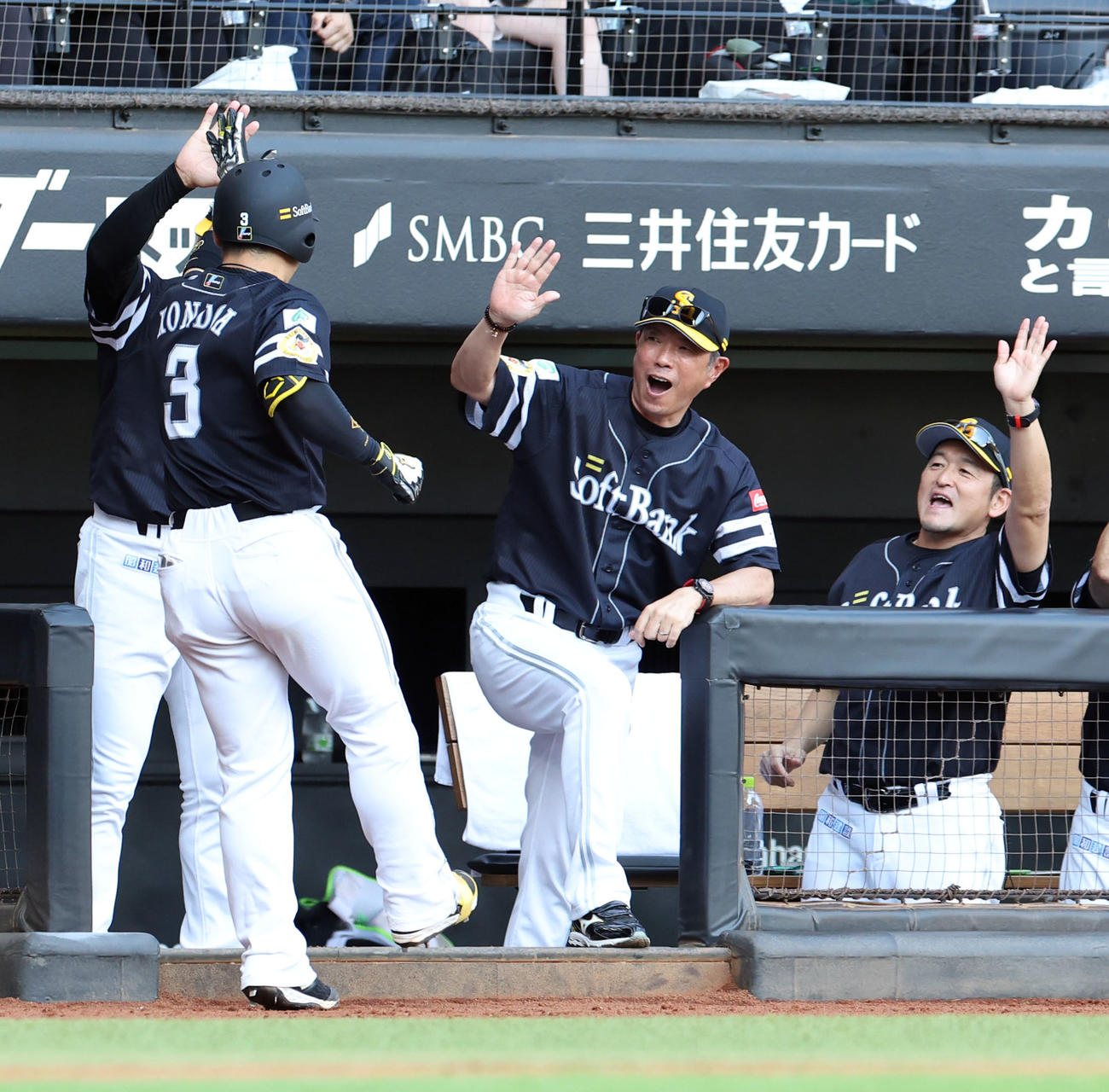 日本ハム対ソフトバンク　5回表ソフトバンク2死一、二塁、右越え3点本塁打を放った近藤（左手前）を出迎える小久保監督（撮影・佐藤翔太）
