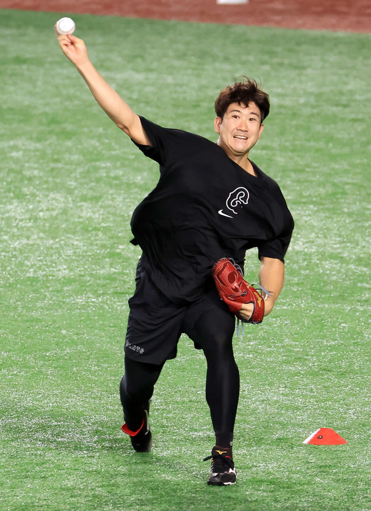 巨人対広島　キャッチボールする巨人菅野（撮影・浅見桂子）