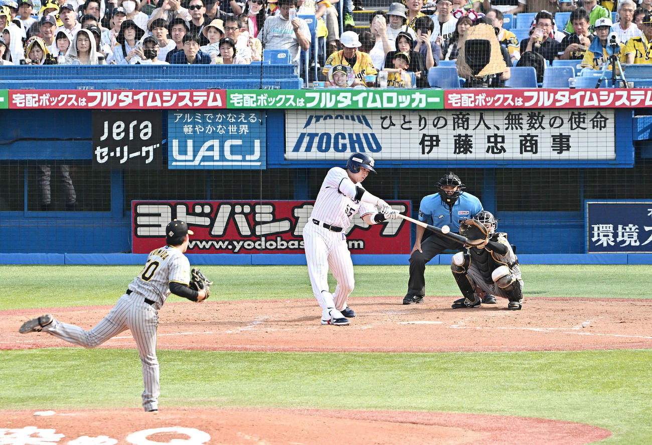 ヤクルト対阪神　5回裏ヤクルト2死、村上は左中間へソロ本塁打を放つ。投手富田（撮影・滝沢徹郎）　