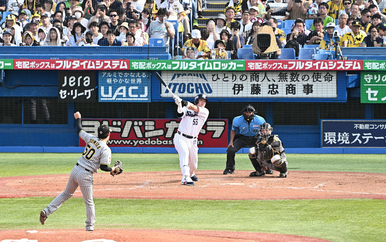 ヤクルト対阪神　5回裏ヤクルト2死、村上は左中間へソロ本塁打を放つ。投手富田（撮影・滝沢徹郎）　