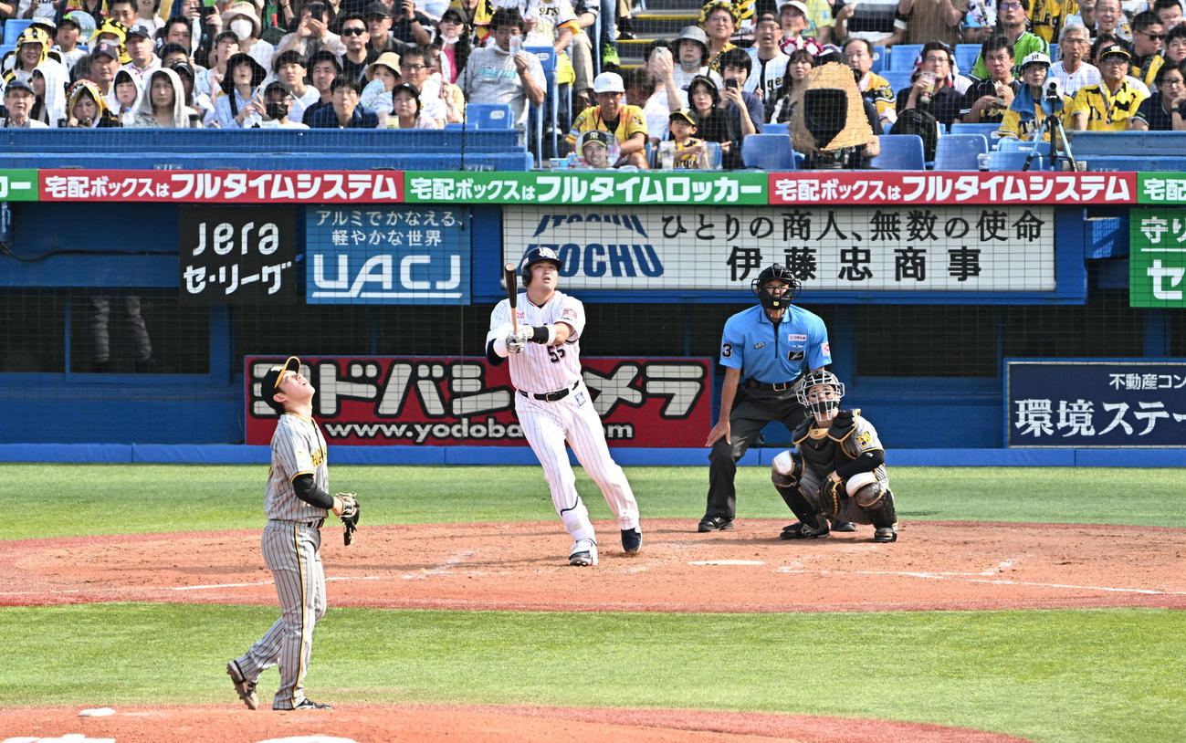 ヤクルト対阪神　5回裏ヤクルト2死、村上は左中間へソロ本塁打を放つ。投手富田（撮影・滝沢徹郎）　