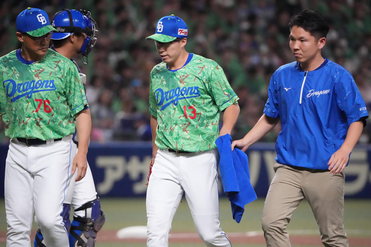 中日対DeNA 7回表DeNA無死、左手を負傷しベンチへ戻る橋本（右から2人目）（撮影・森本幸一）