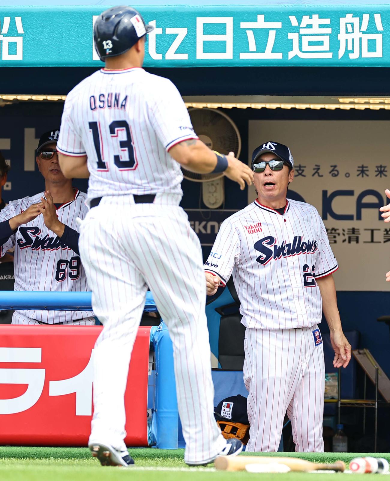 ヤクルト対阪神　1回裏ヤクルト1死三塁、高津監督（右）はサンタナの犠飛で生還したオスナを出迎える（撮影・上田博志）