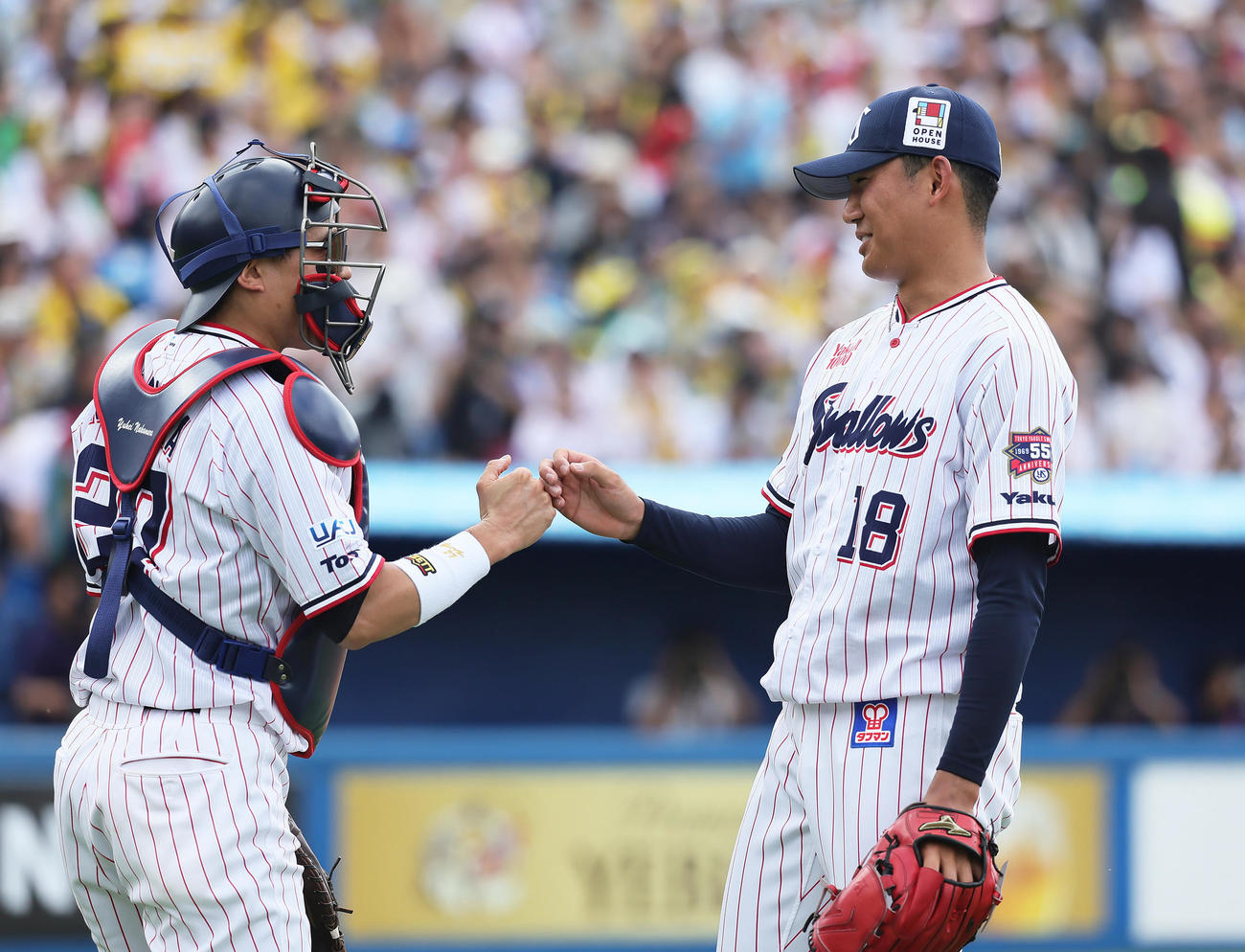 ヤクルト対阪神　2回表阪神2死一、二塁、小幡を右飛に仕留め笑顔でタッチを交わす奥川（右）と中村（撮影・足立雅史）