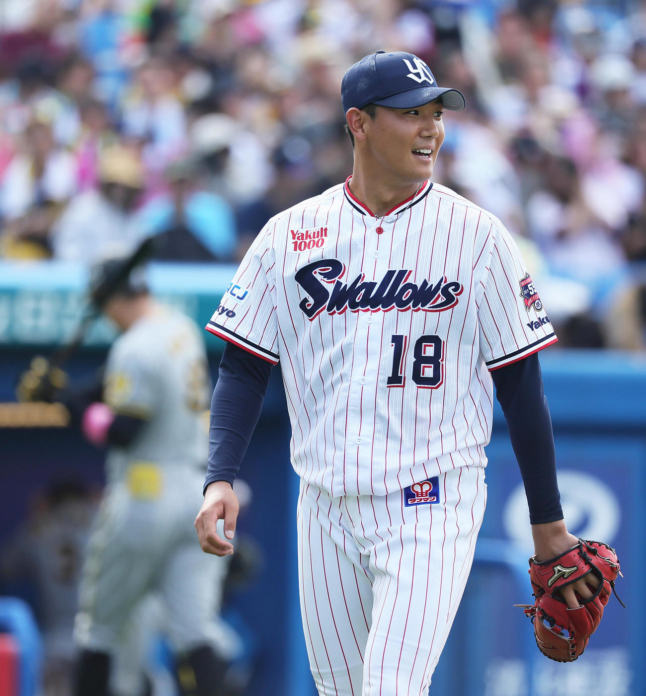 ヤクルト対阪神　4回表阪神の攻撃を3者凡退に抑え笑顔を見せる奥川（撮影・足立雅史）