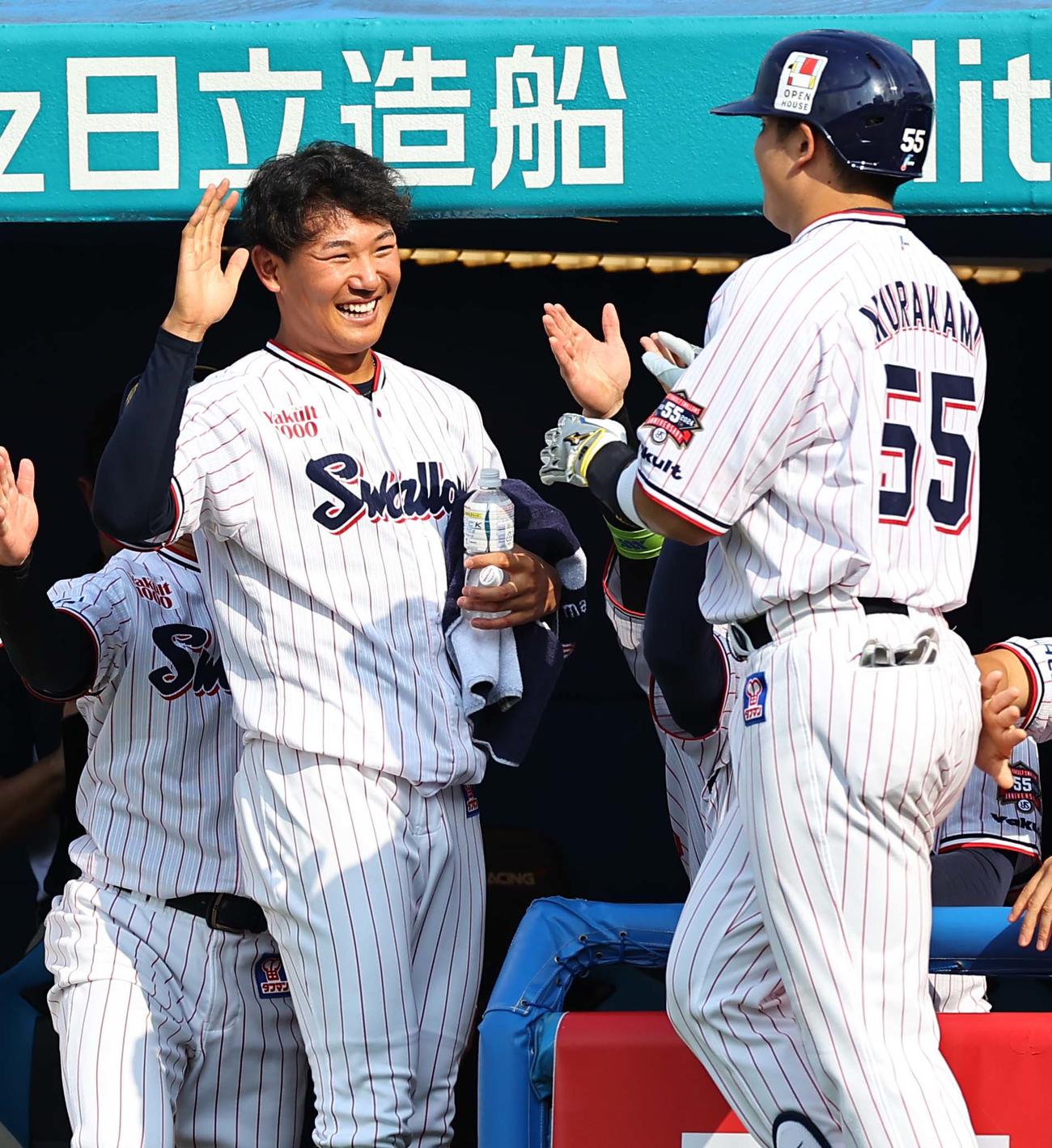 ヤクルト対阪神　5回裏ヤクルト2死、ソロ本塁打を放った村上（右）を笑顔で出迎える奥川（撮影・上田博志）