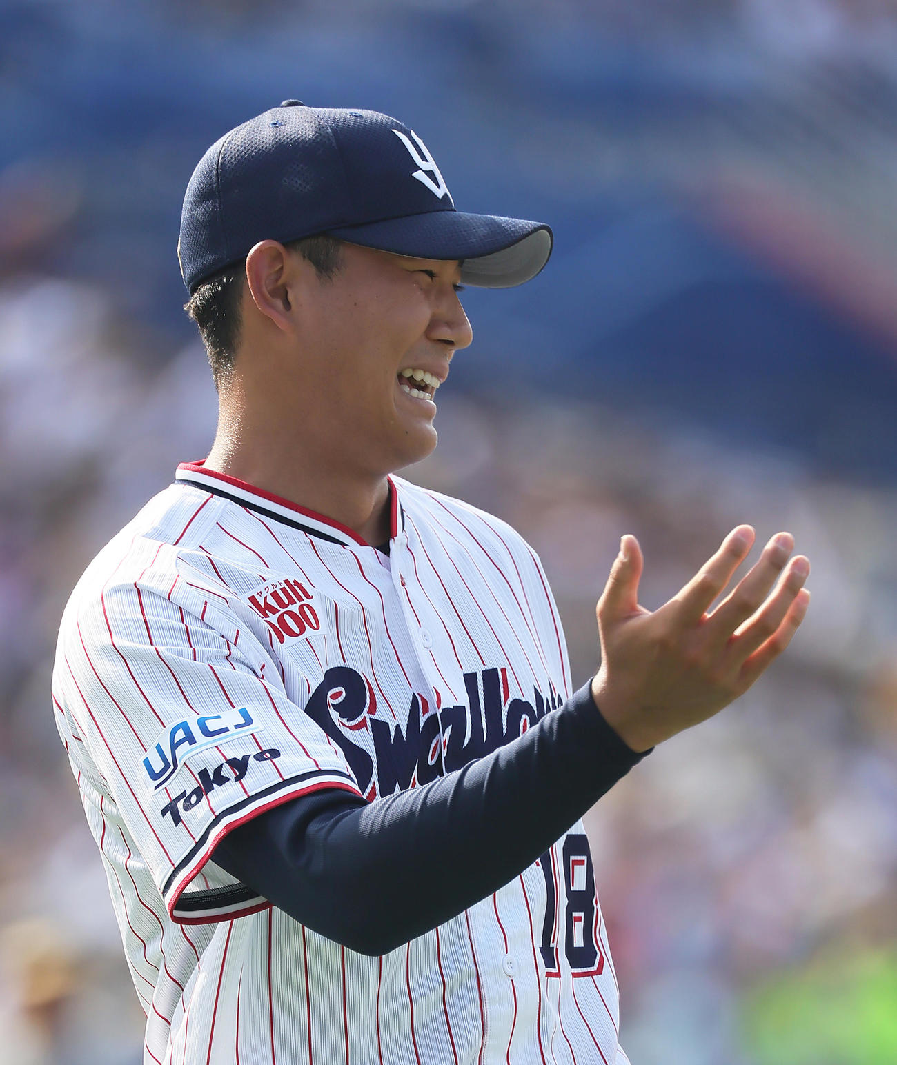 ヤクルト対阪神　5回表阪神2死一、三塁、森下を二ゴロに仕留め笑顔でタッチを交わす奥川（撮影・足立雅史）