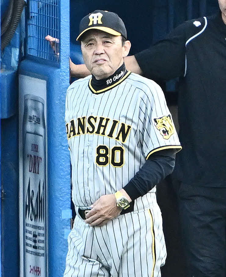 ヤクルト対阪神　交代を告げにベンチを出る阪神岡田監督（撮影・滝沢徹郎）　