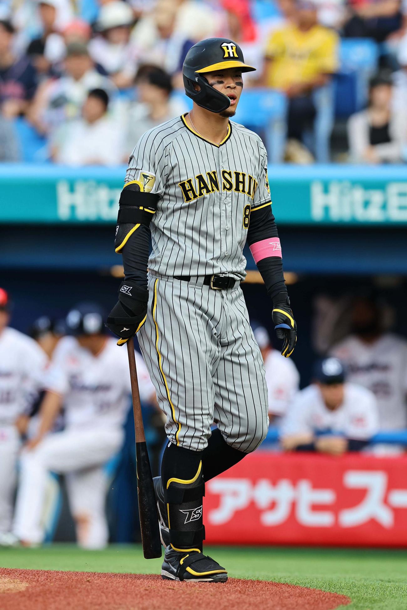 ヤクルト対阪神　8回表阪神1死一塁、佐藤輝は三邪飛に倒れる（撮影・上田博志）