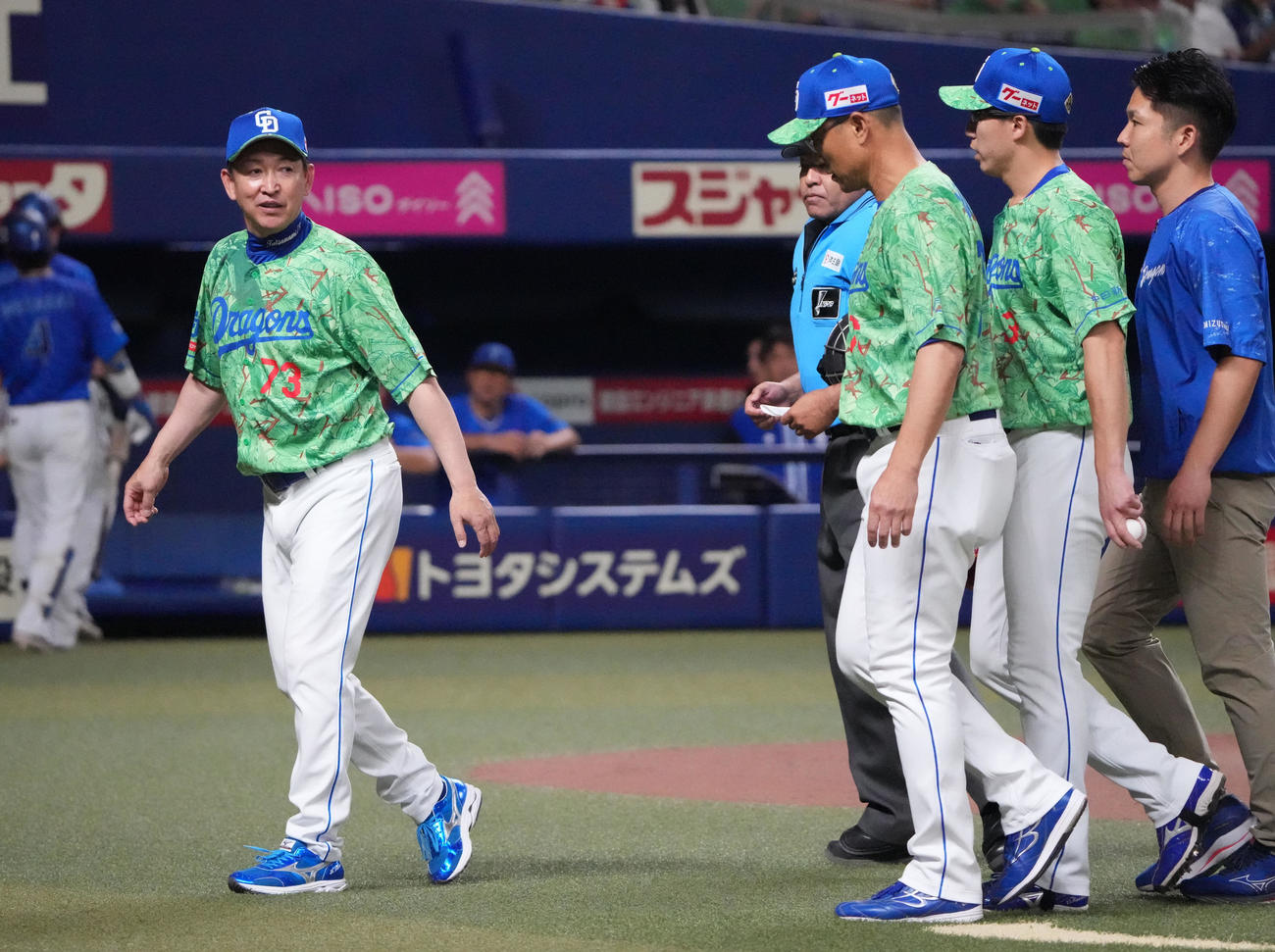 中日対DeNA 7回表DeNA無死一塁、投手交代を告げる立浪監督（左）（撮影・森本幸一）