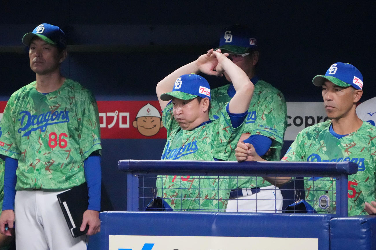 中日対DeNA 3回裏、ベンチで大きく背伸びをする立浪監督（左から2人目）（撮影・森本幸一）