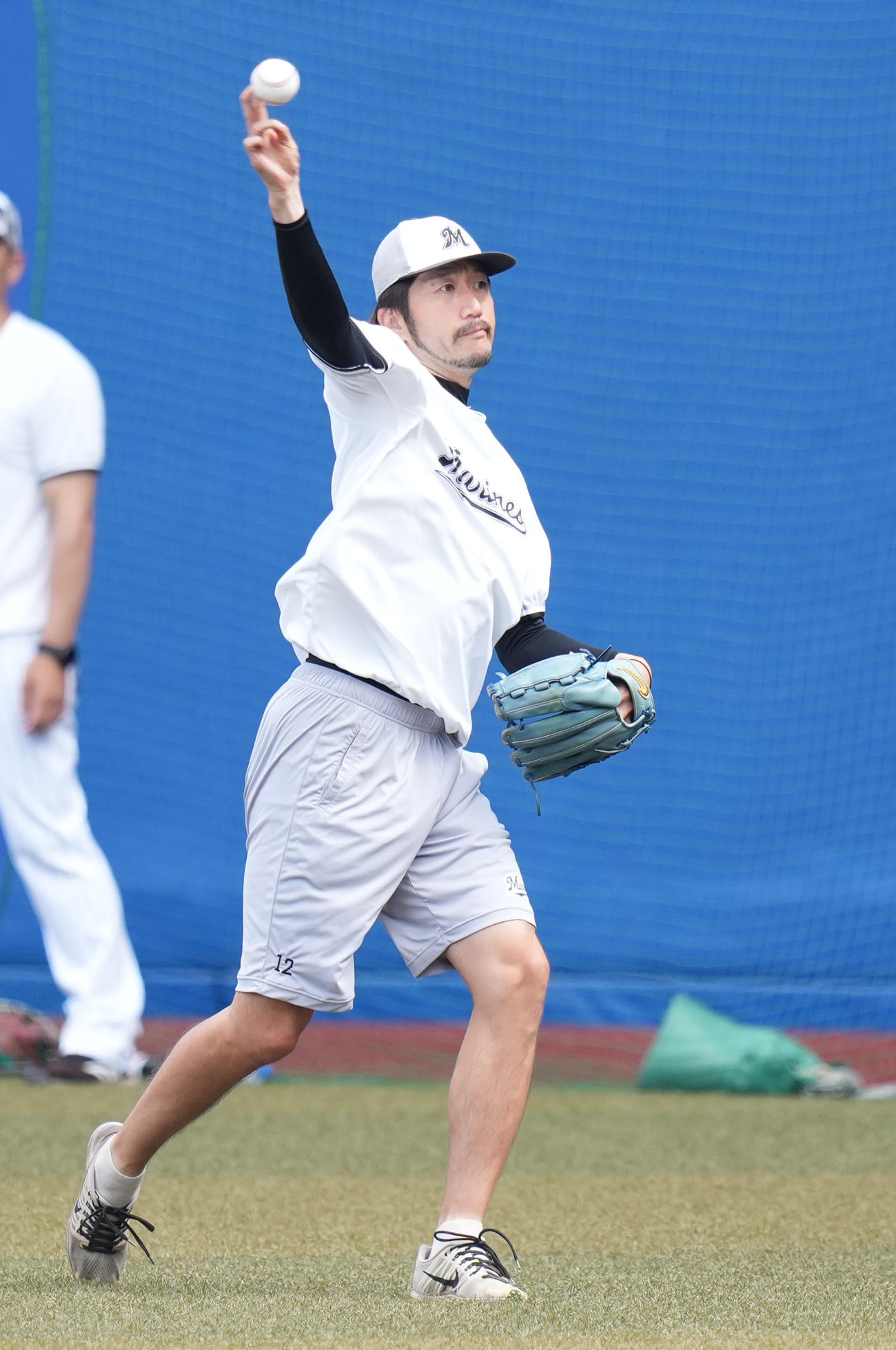 ロッテ対オリックス　試合前練習でキャッチボールするロッテ石川歩（撮影・鈴木みどり）