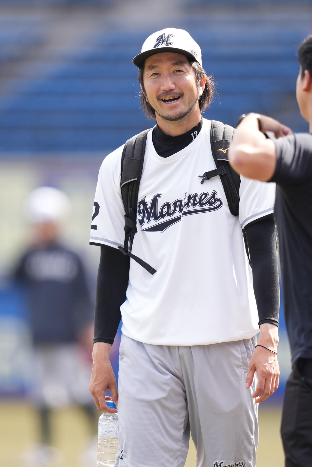 ロッテ対オリックス　試合前練習を終え笑顔で引き揚げるロッテ石川歩（撮影・鈴木みどり）