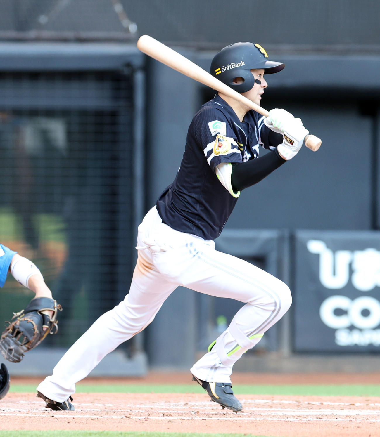 日本ハム対ソフトバンク　3回表ソフトバンク2死二塁、川瀬は適時内野安打を放つ（撮影・佐藤翔太）