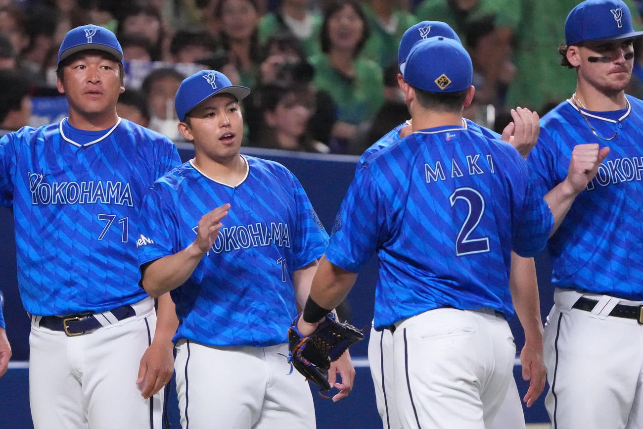 中日対DeNA　試合終了、牧（手前右）を迎える東（撮影・森本幸一）