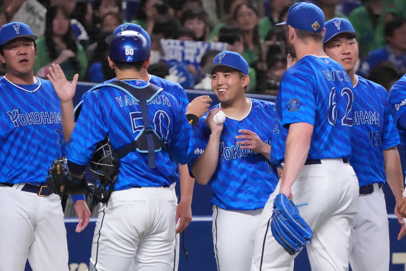 中日対DeNA　試合終了、山本から勝利球を受け取る東（中央）（撮影・森本幸一）