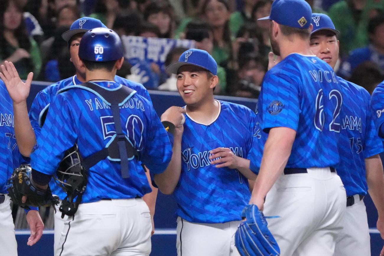 中日対DeNA　試合終了、山本から勝利球を受け取る東（中央）（撮影・森本幸一）