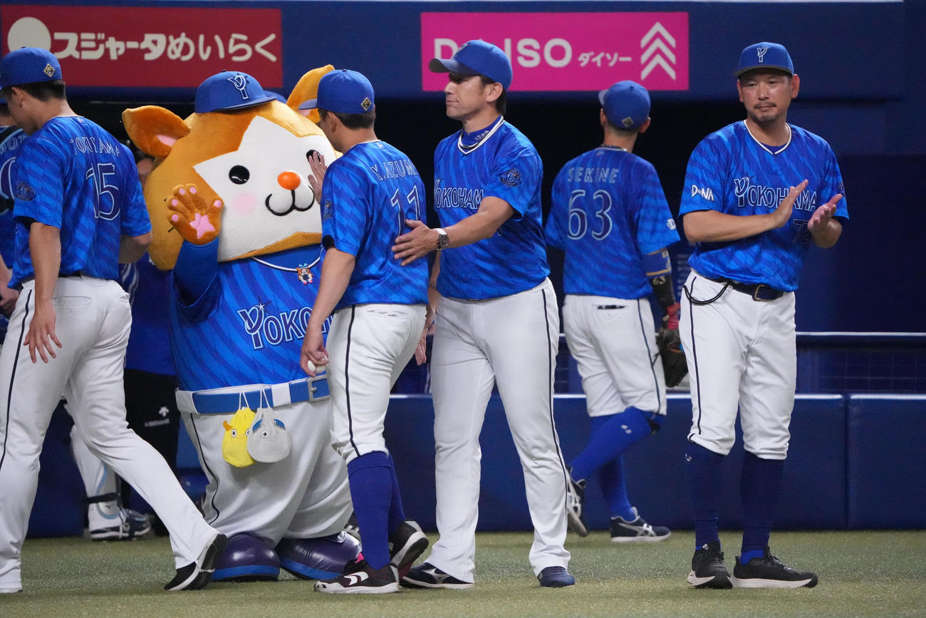 中日対DeNA　試合終了、東を迎える三浦監督（中央）（撮影・森本幸一）