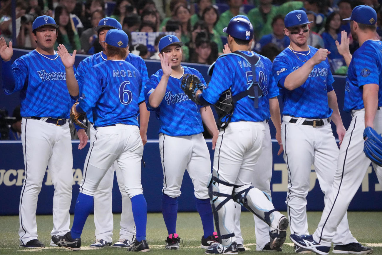 中日対DeNA　試合終了、中日に連勝しナインを迎える東（左から4人目）（撮影・森本幸一）