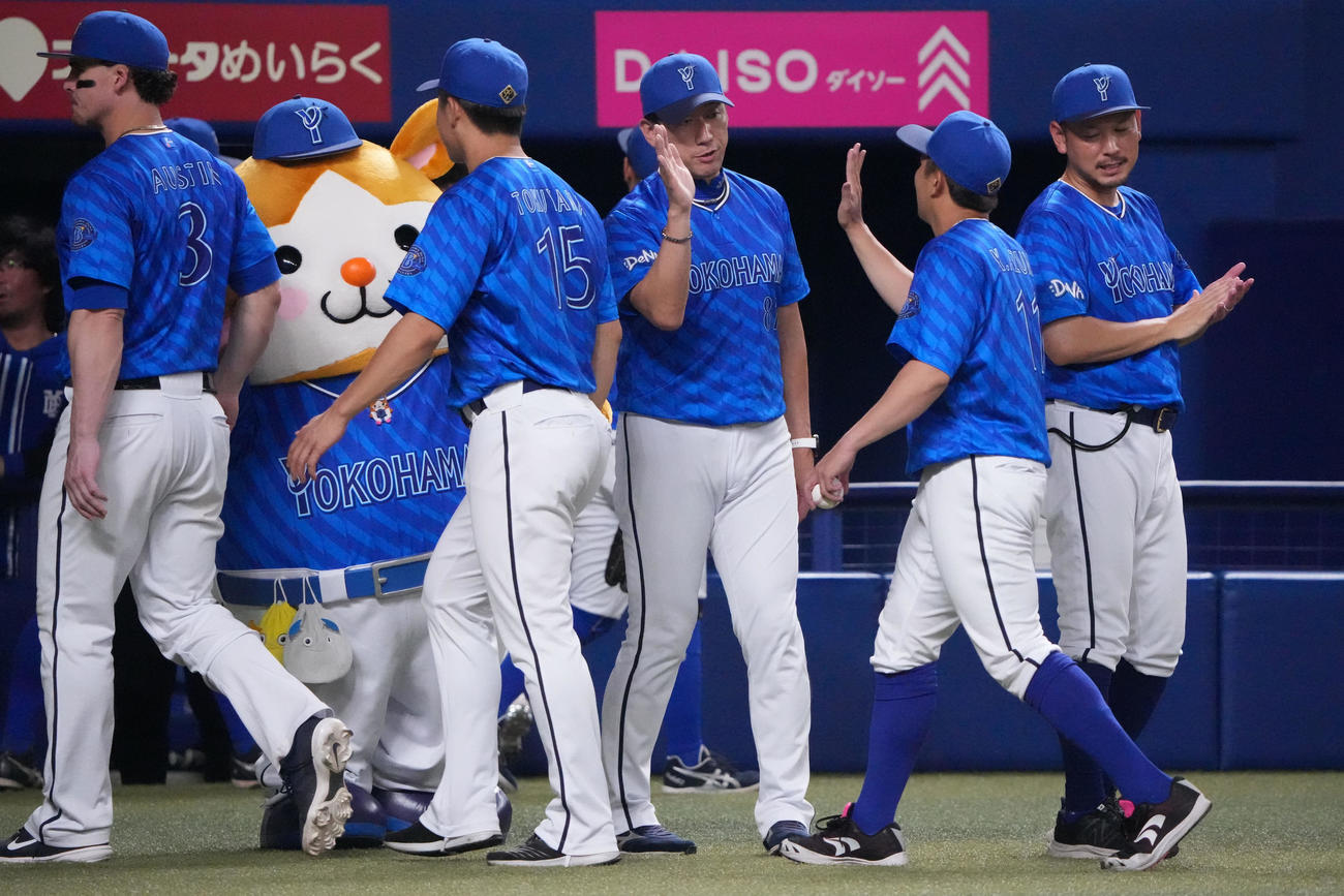 中日対DeNA　試合終了、東を迎える三浦監督（右から3人目）（撮影・森本幸一）