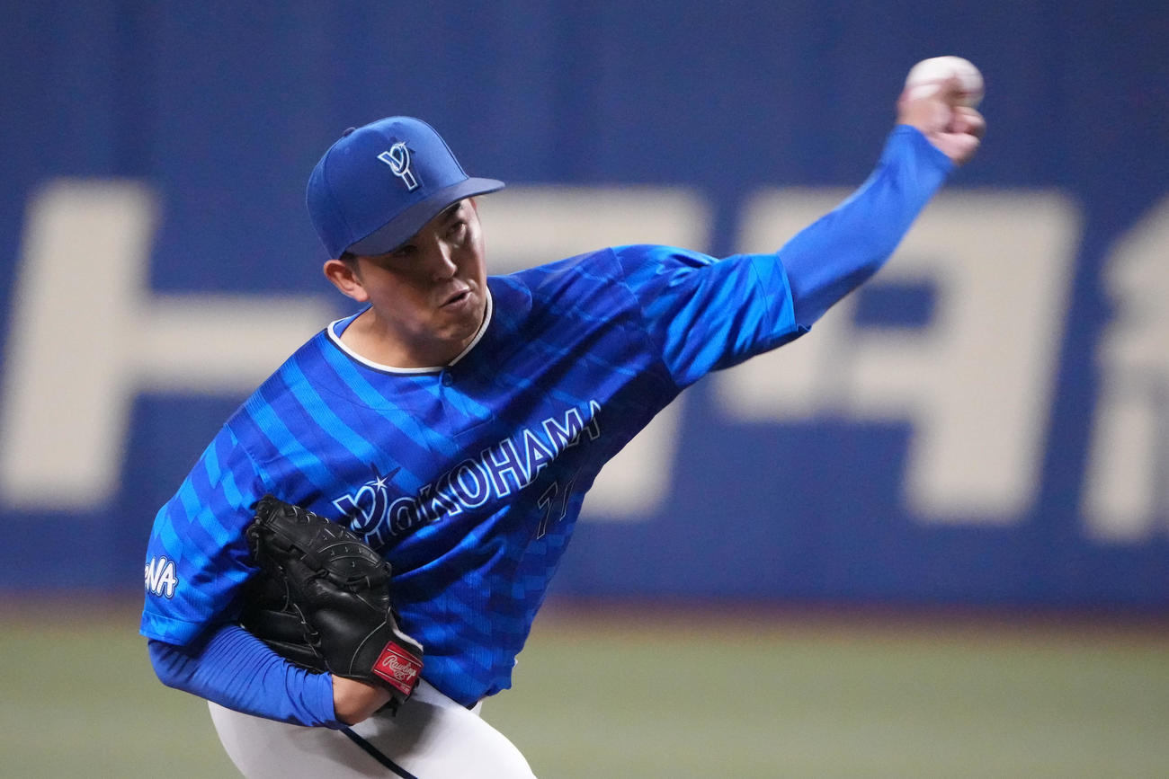中日対DeNA 3回裏、力投するDeNA先発の東（撮影・森本幸一）