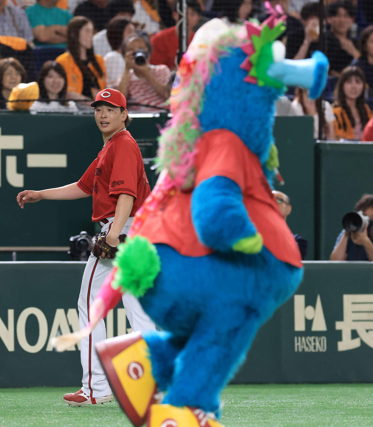 巨人対広島　6回裏巨人の攻撃を抑え、スラィリーの奥で笑顔の大瀬良（撮影・浅見桂子）