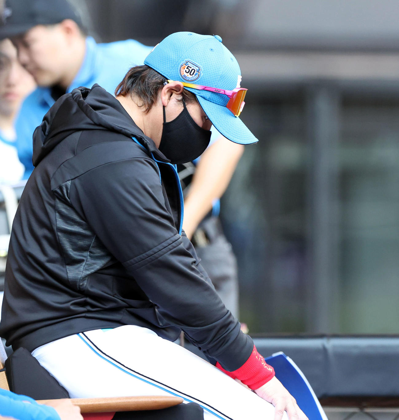 日本ハム対ソフトバンク　ベンチでうつむく日本ハム新庄監督（撮影・佐藤翔太）