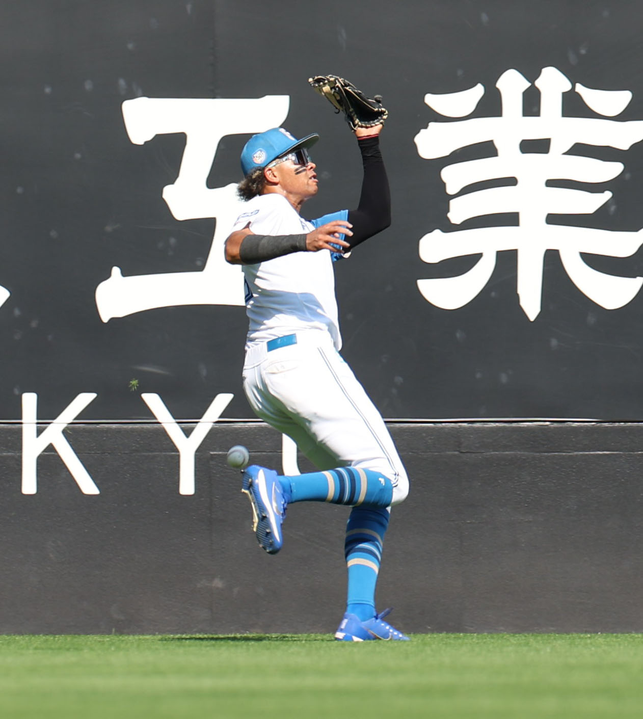 日本ハム対ソフトバンク　5回表ソフトバンク2死、栗原の打球を落球する水谷（撮影・佐藤翔太）