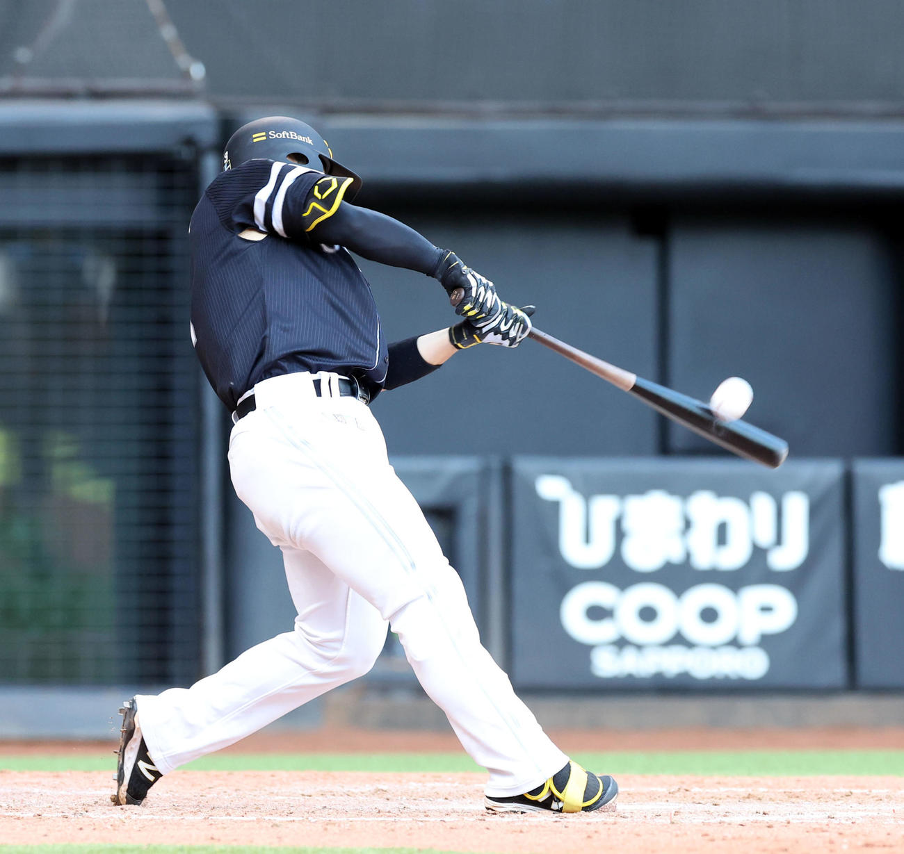 日本ハム対ソフトバンク　5回表ソフトバンク2死一、二塁、近藤は右越え3点本塁打を放つ（撮影・佐藤翔太）